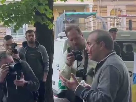Украинский активист облил Шендеровича кетчупом: видео