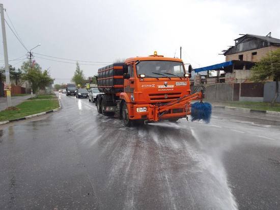 На центральных улицах Серпухова помыли дороги специальным шампунем