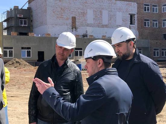 В Красноярске депутаты Горсовета проверили реконструкцию старейшей школы города
