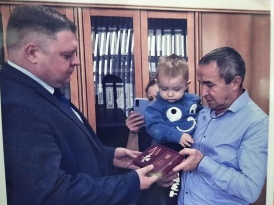 На Дону родственникам погибшего во время спецоперации прапорщика вручили орден Мужества