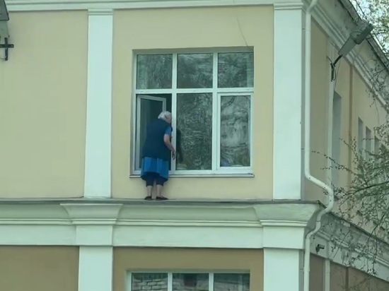 Бабушка на карнизе мыла окна пенсионного фонда в Первоуральске