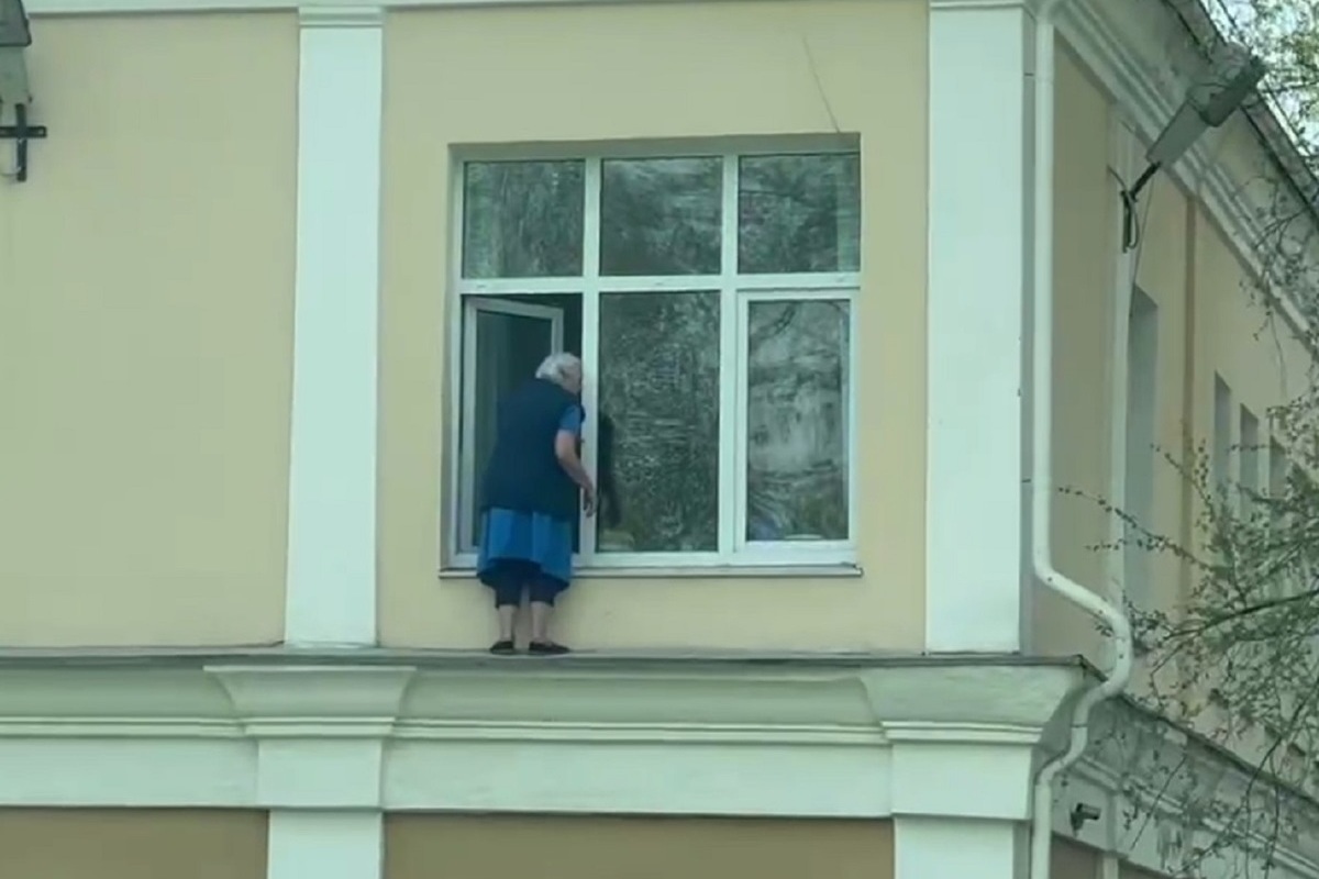 Бабушка с урала. Карниз за окном. Бабушка у окна. Карниз окна подъезд. Карниз у окна с улицы.