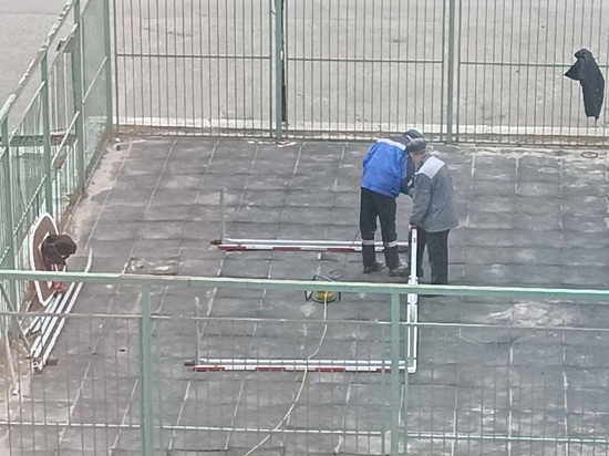 В Ноябрьске на детской площадке ребенка прищемило футбольными воротами