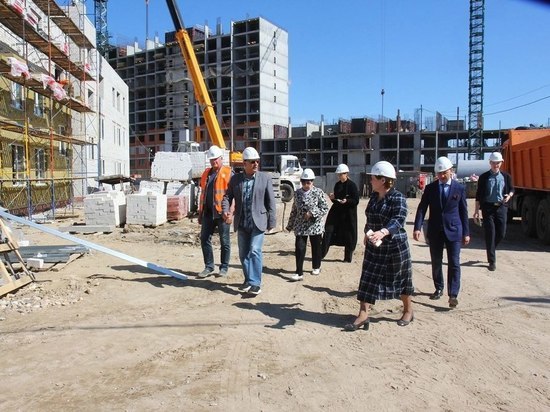Мэр Рязани Сорокина проверила строительство детского сада в Кальном