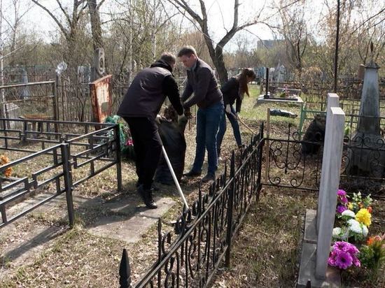 Депутаты Горсовета Красноярска провели уборку на самом старом кладбище Красноярска