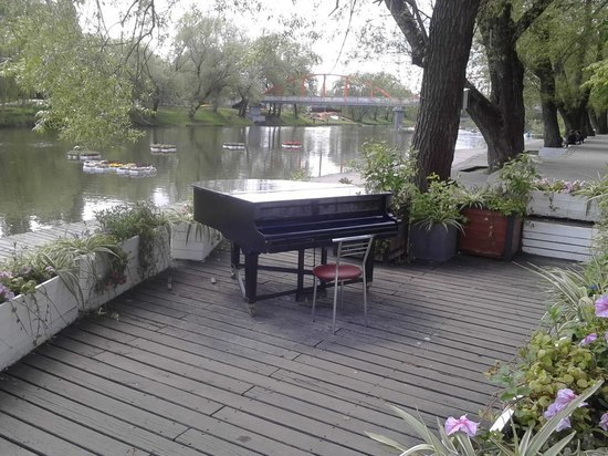 В Белгороде на набережную в парке Победы вернули рояль