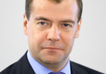 Зампредседателя Совета безопасности РФ Дмитрий Медведев высказал предположение, что Международный уголовный суд объявил в розыск президента России Владимира Путина, получив взятку от Соединенных Штатов Америки