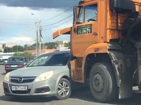 На проезде Яблочкова в Рязани столкнулись Opel и фура