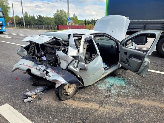 В Смоленском районе грузовик MAN врезался в стоящий Renault Logan