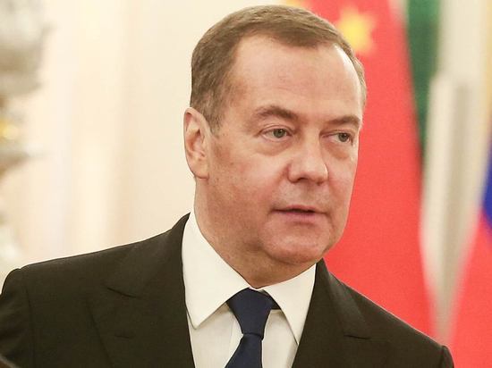 Медведев рассказал о взятке американцев МУС, выдавшему ордер на арест Путина