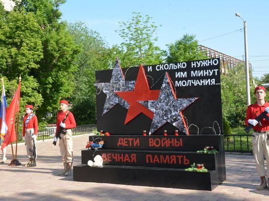 В городской школе открыли монумент «Дети войны»