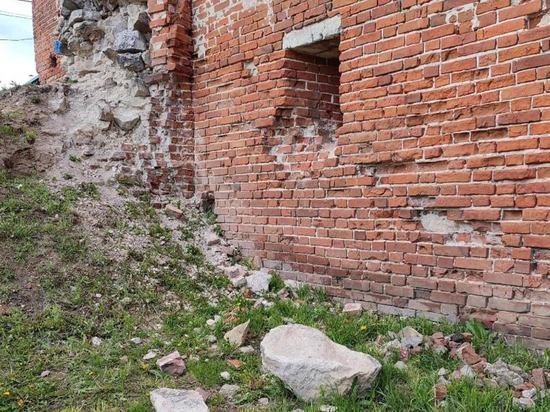 В стене Коломенского кремля пробили огромную дыру