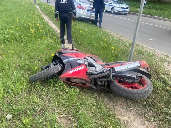 В Смоленске 25-летний мотоциклист попал в ДТП, сбегая от полиции
