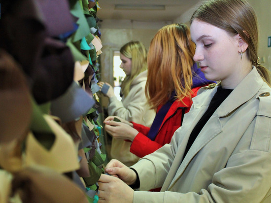 Студенты Орловского госуниверситета изготовили очередную масксеть для отправки на передовую СВО