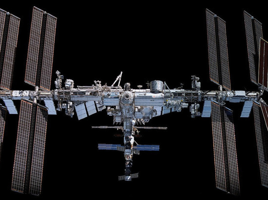 Российские космонавты на час раньше завершили работу в открытом космосе