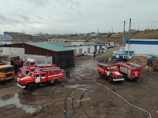 В Улан-Удэ горел цех по производству арматуры