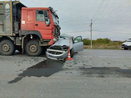 Человек погиб: иномарка влетела под большегруз в Омской области