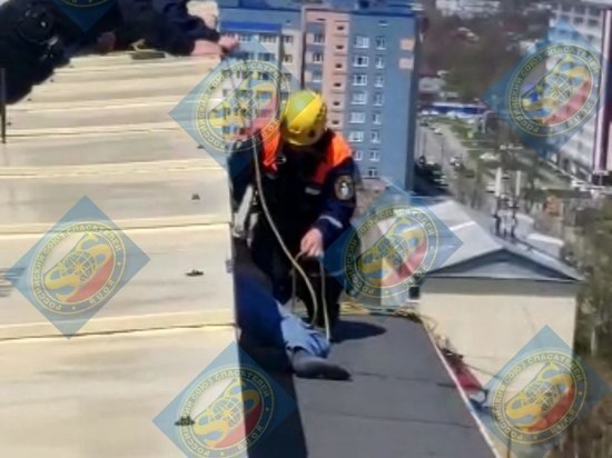 Пьяный житель Сахалина забрался на козырек 12 этажа дома