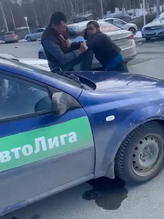 «Не поделили клиента»: драка таксистов у переправы Салехард — Лабытнанги попала на видео