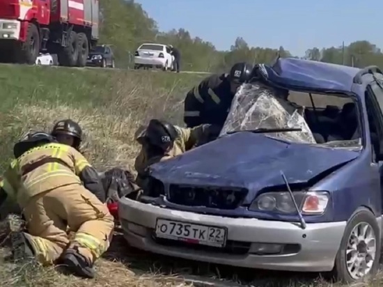 Мужчина погиб и двое человек пострадали в массовом ДТП на алтайской трассе