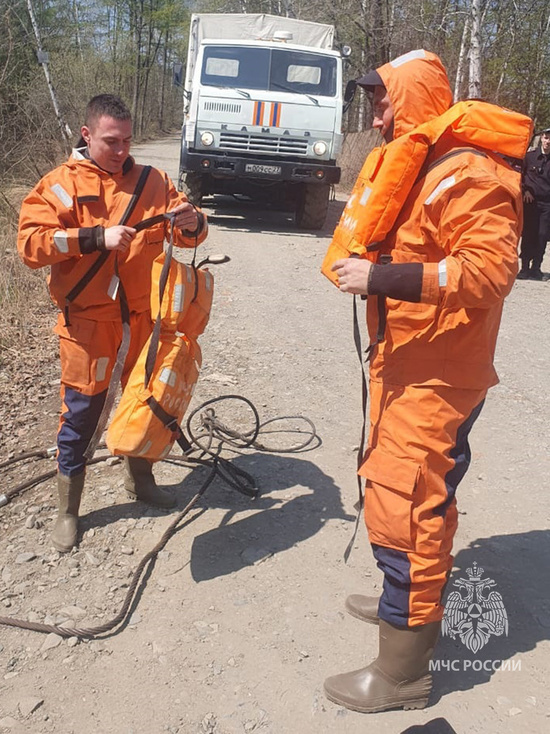 Трех утонувших мужчин ищут спасатели МЧС из Комсомольска