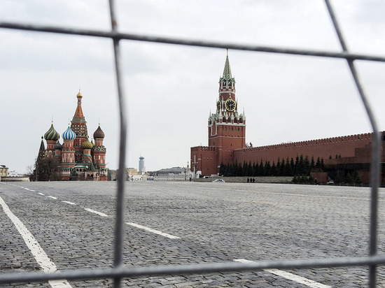 Baza: граждан Таджикистана задержали в центре Москвы после запуска воздушных шаров с плакатом