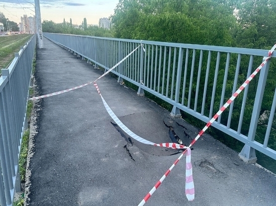 В Липецке на мосту провалился асфальт