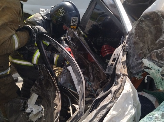Спасатели вызволили пострадавших из покореженных машин под Гатчиной