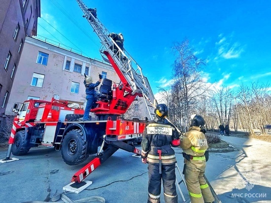 Заполярные огнеборцы тушили условный пожар в лаборатории