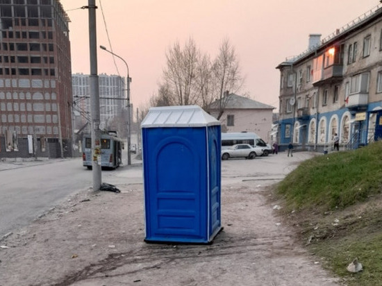 В Новосибирске посреди тротуара на Ленинградской установили туалет