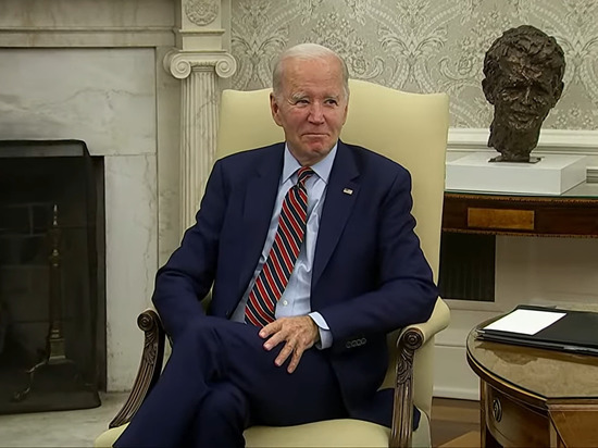 Fox News: Байден с ухмылкой смотрел на журналистов, которых выгоняли из Белого дома