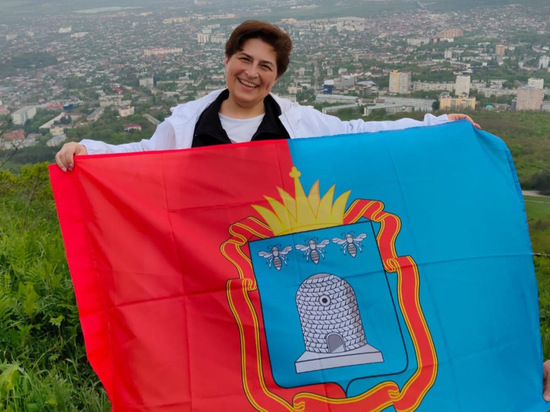На одной из гор Кавказа развернули российский триколор и флаг Тамбовской области