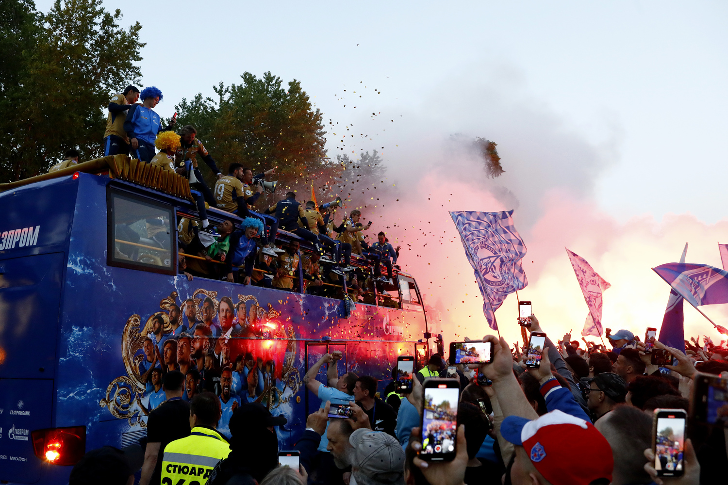 Fiery reception and fan love: how the Zenit championship parade took place in St. Petersburg  