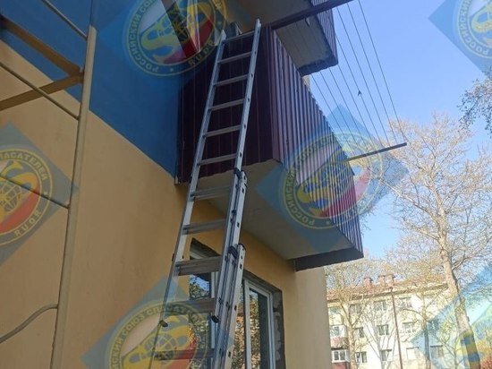 Спасатели вломились в пустую квартиру в поисках жителя Сахалина