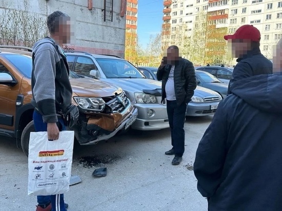 В Новосибирске ВАЗ протаранил три припаркованных автомобиля