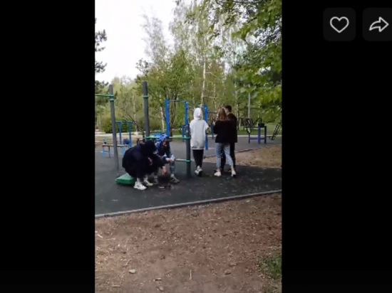 Омские подростки развели костер на спортивной площадке