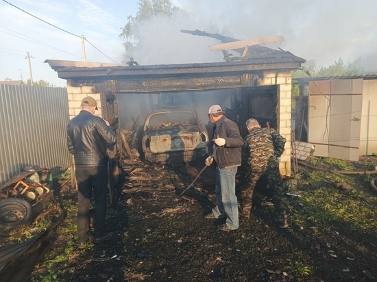 В Курской области сгорел автомобиль вместе с гаражом