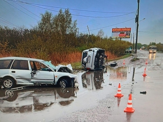 В аварии в Омске скончался мужчина и пострадали пять человек