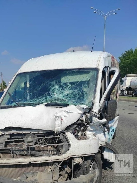 В Татарстане пострадала женщина при столкновении иномарки с двумя грузовиками