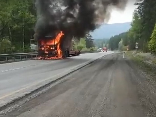 На челябинской трассе на ходу загорелась фура