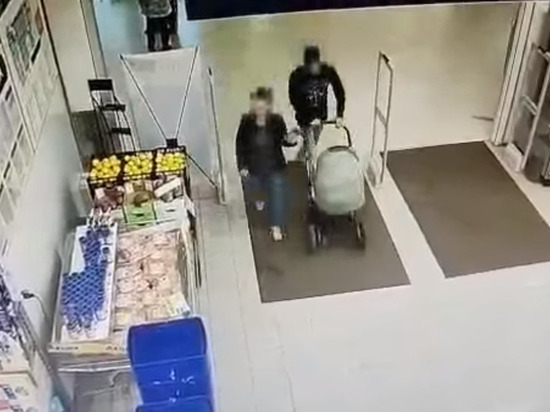 Мужчина и женщина в Выборге вывозили продукты из магазина мимо касс в детской коляске