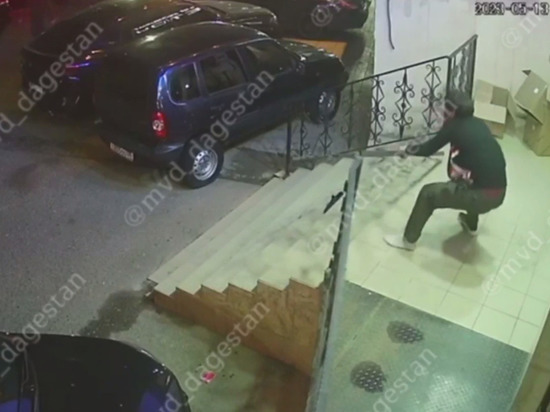 В Дагестане парень сорвал перилла у входа в подъезд