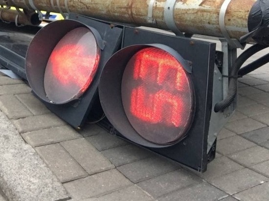 Светофор «лег» на проспекте Авиаконструкторов после столкновения двух иномарок