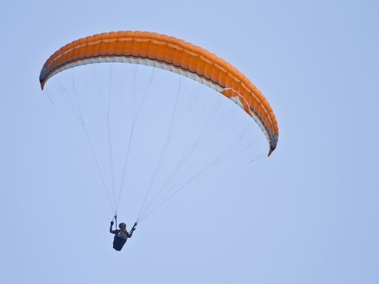 Петербуржцы заметили парашютистов, прыгающих с высотки на Приморском проспекте