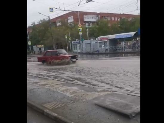 В Омске после дождя затопило проезжую часть в Чкаловском посёлке