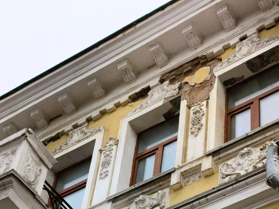 В центре Омска начал разрушаться фасад отреставрированного исторического здания