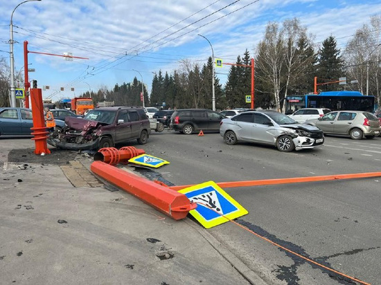Автомобиль снес светофор на кемеровском перекрестке в результате жесткой аварии