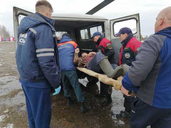 В Усть-Майском районе Якутии cпасатели помогли попавшему в беду мужчине