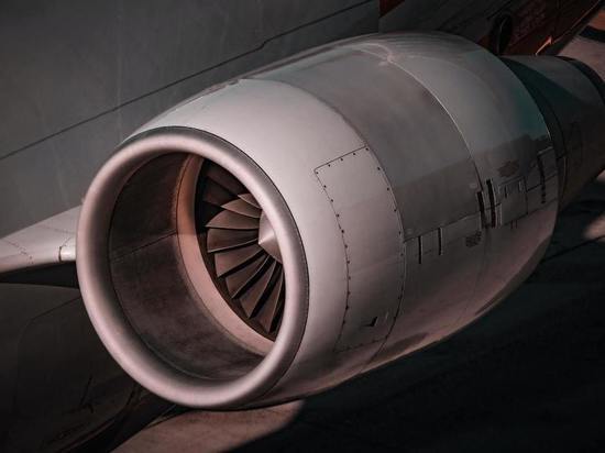 У пассажирского Boeing 747 оторвало стойку шасси при посадке