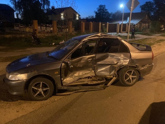 В столкновении двух иномарок в Твери пострадала девушка